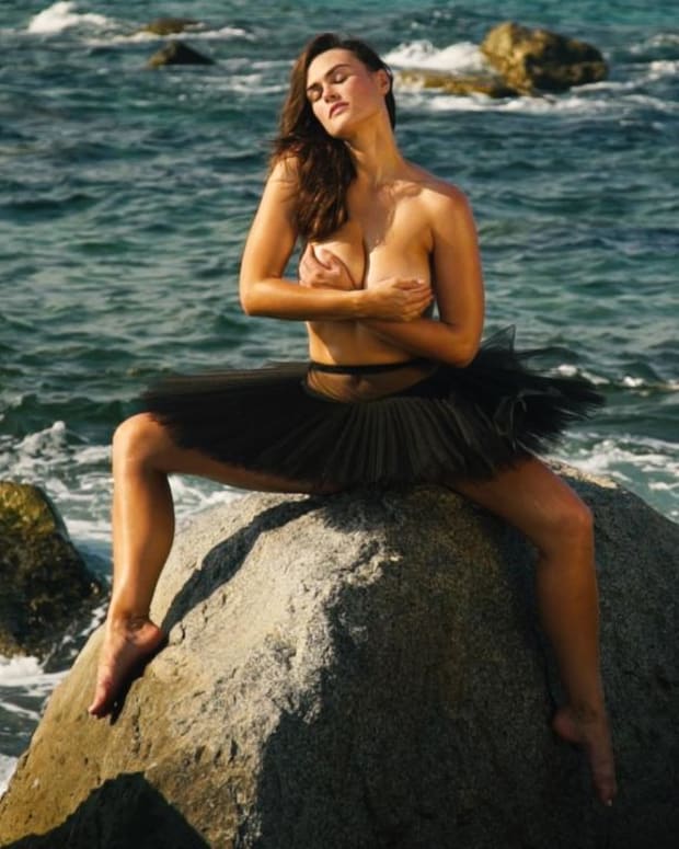 Myla Dalbesio starts her shoot off with a bang in Aruba